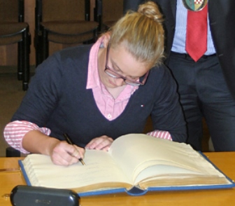 Unterschrift ins Goldene Buch der Stadt Gummersbach